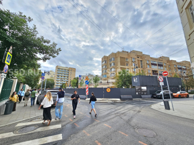 Большая Бронная 11 -  941,1 кв.м. /  (1,2 этаж и терраса) / Аренда помещения свободного назначения у Патриков